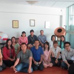 เจ้าหน้าที่ นักวิจัย นักศึกษาปริญญาเอกและศิษย์เก่าร่วมประเพณีรดน้ำดำหัวผู้บริหารศูนย์วิจัยสุขภาพและความงามมาโนเซ่