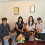 คุณปอย ตรีชฎา จากบริษัท เฟอร์ฟู จำกัด กรุงเทพฯ และ ภญ. ศิริเพ็ญ พันธ์ศรีทุม Managing Director จาก Kamol Cosmetic Hospital กรุเทพฯ เข้าเยี่ยมชมศูนย์วิจัยสุขภาพและความงาม มาโนเซ่