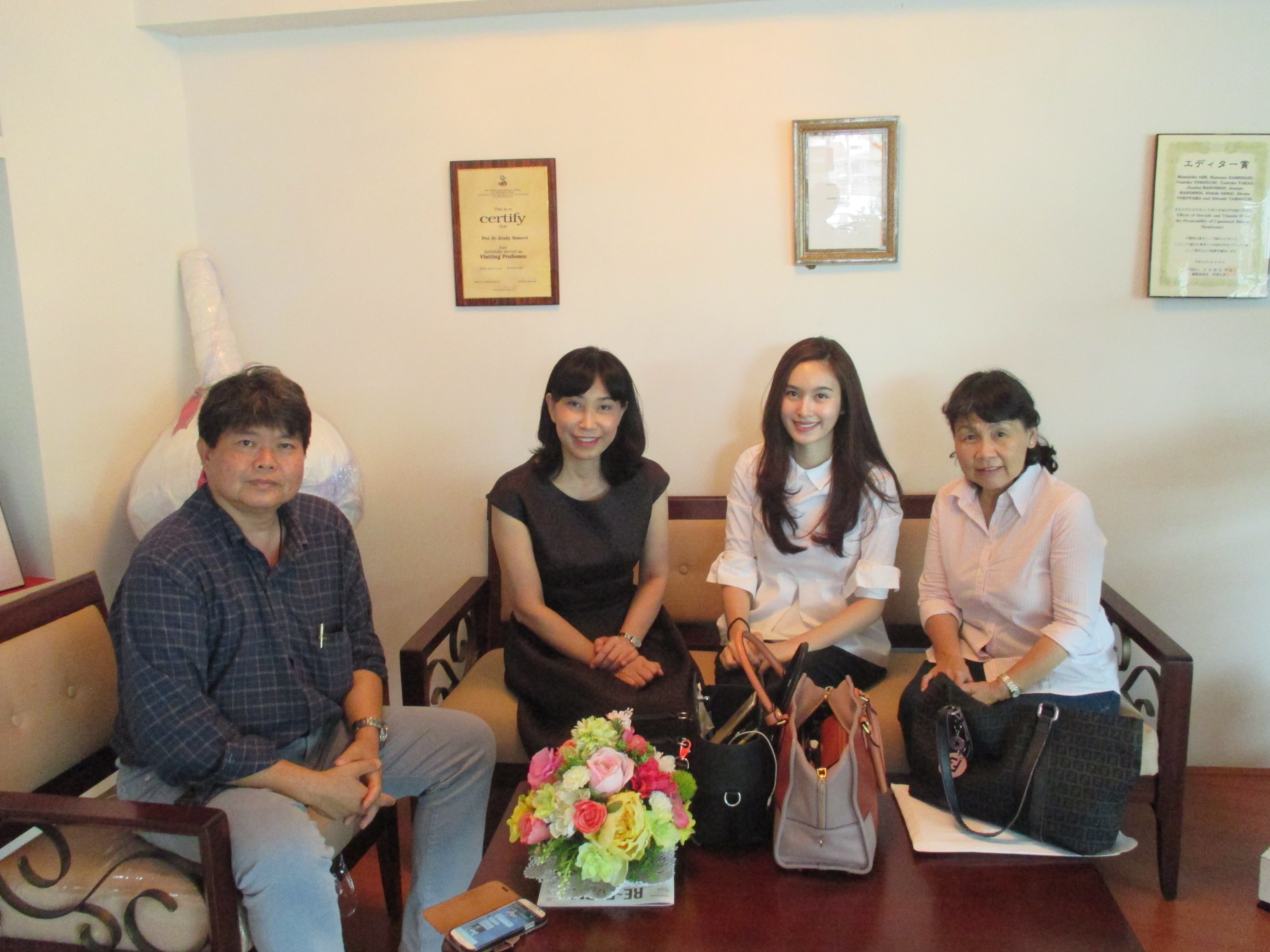 Ms. Poy Treechada from Fure Fu Co., Ltd. in Bangkok together with  Mrs. Siripen Pansritum, Managing Director from Kamol Cosmetic Hospital in Bangkok visited Manose Health and Beauty Research Center