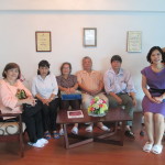 คุณธวัชชัย เหลี่ยมวานิช อาจารย์ผ่องพรรณ เหลี่ยมวานิช อาจารย์กาญจนา มะโนสร้อย พญ. เกษศิริ เหลี่ยมวานิช และ ภก. ธีรภัทร เหลี่ยมวานิช เข้าเยี่ยมชมศูนย์วิจัยสุขภาพและความงาม มาโนเซ่