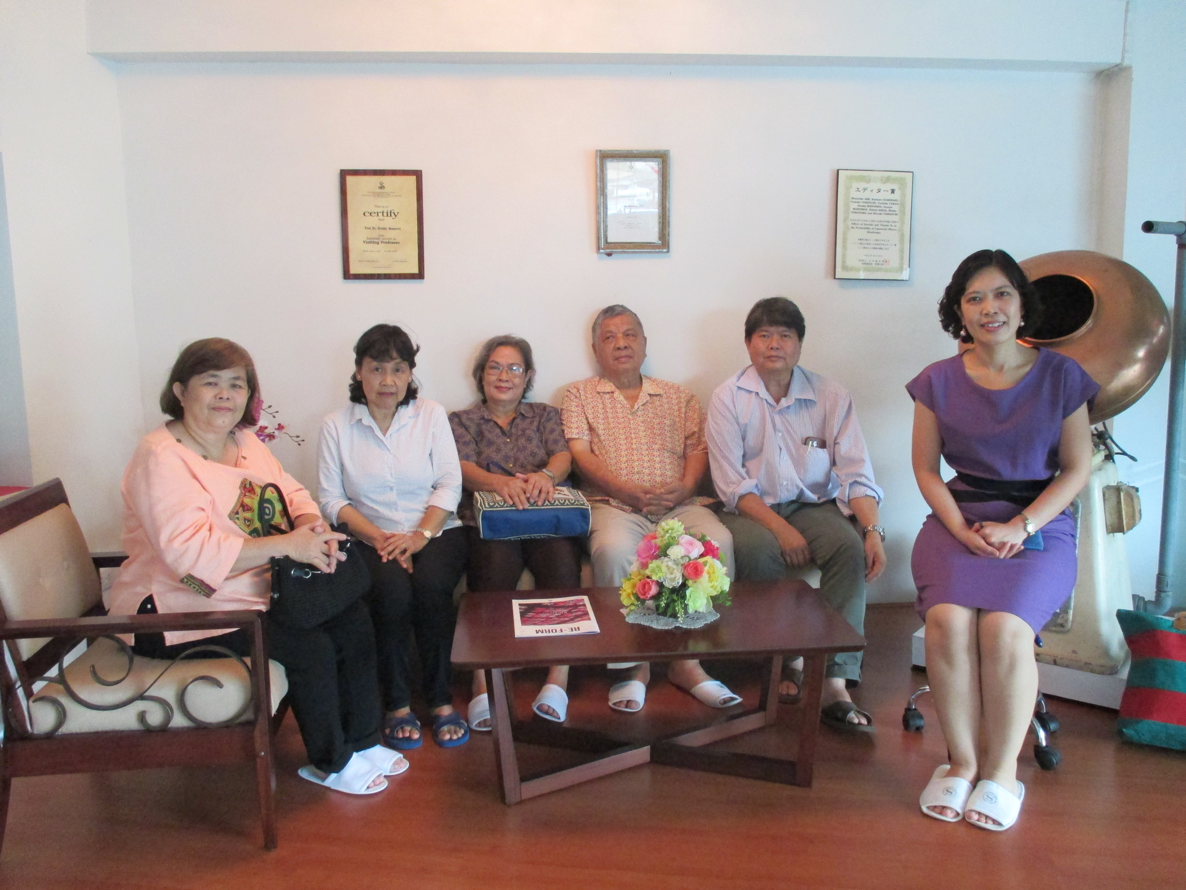 Mr. Thawatchai Liamwanich, Mrs. Pongphan Liamwanich, Ms. Kanjana Manosroi, Dr. Ketsiri Liamwanich and Mr. Theerapat Liamwanich visited Manose Health and Beauty Research Center
