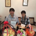 ผศ.ดร.ทพญ. เกศรา ปัทมพันธุ์ และ ศ.ดร. ชัชชัย ตะยาภิวัฒนา ร่วมประเพณีรดน้ำดำหัวผู้บริหารศูนย์วิจัยสุขภาพและความงามมาโนเซ่