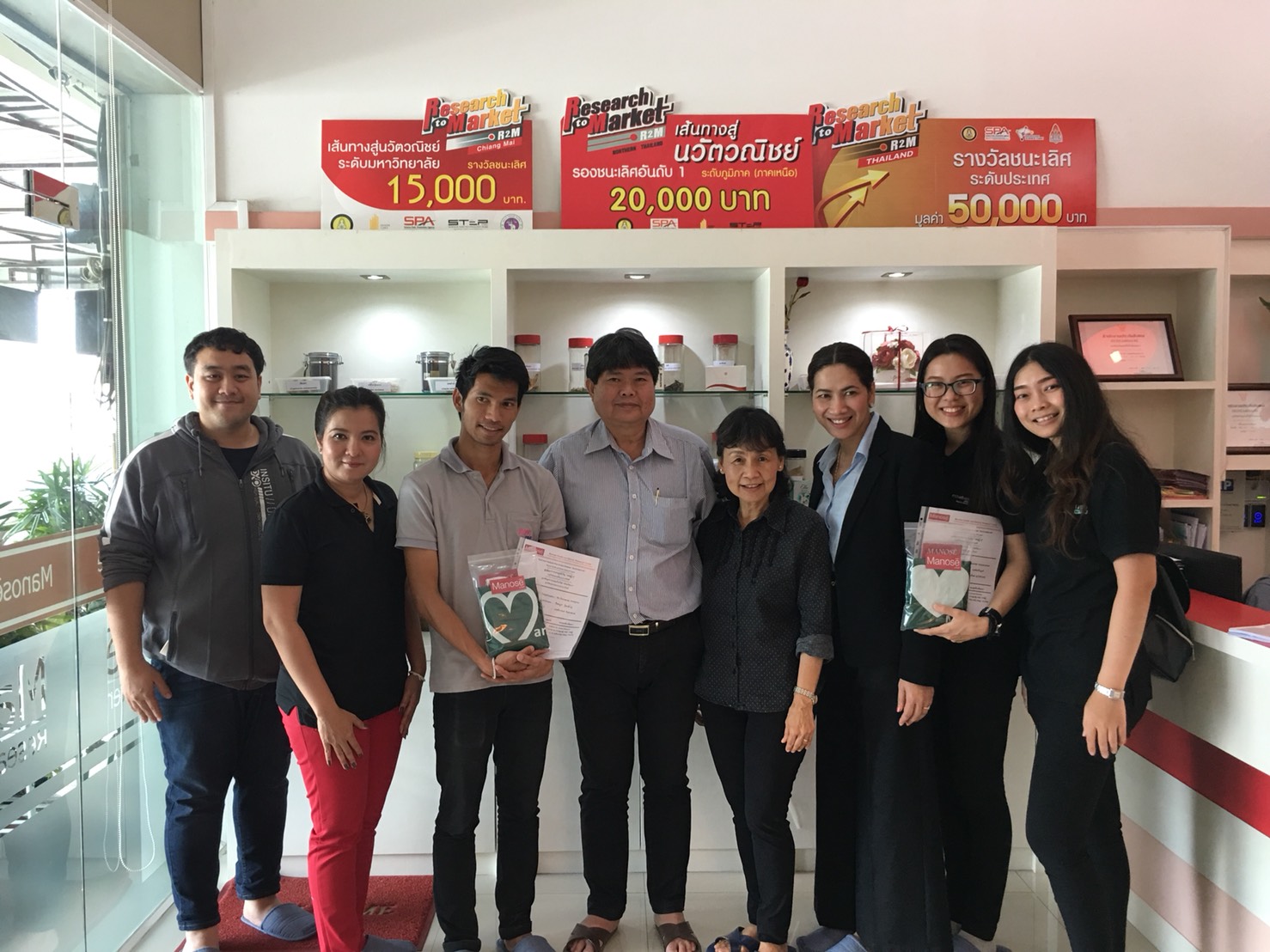Miss Pimphida Vidchayapimjura, the Project Coordinator, Product Development of Innovative House under Industry Division, Thailand  Research Fund (TRF) and her team have bought Miss Raewadee Katekaew (the Entrepreneur) to visit Manose Health and Beauty Research Center