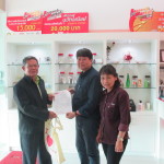 อาจารย์วีระ มะโนสร้อย เข้ามาเยี่ยมชมศูนย์วิจัยสุขภาพและความงาม มาโนเซ่