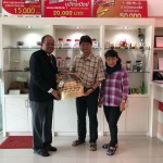 อาจารย์ ดร. วิวัฒน์ เศรษฐช่วย ที่ปรึกษาอธิการบดี มหาวิทยาลัยนอร์ท-เชียงใหม่ เข้ามอบกระเช้าของขวัญแด่ผู้บริหารศูนย์วิจัยสุขภาพและความงาม มาโนเซ่ เนื่องในวารดิถีวันขึ้นปีใหม่ 2562