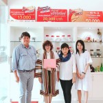 นางมนทิรา เจียรนัยกุลวานิช มหาบัณฑิตสาขาวิชาเทคโนโลยีเครื่องสำอาง คณะวิศวกรรมศาสตร์และเทคโนโลยี มหาวิทยาลัยนอร์ท-เชียงใหม่ เยี่ยมผู้บริหารศูนย์วิจัยสุขภาพและความงามมาโนเซ่