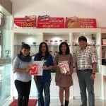 ภญ. พวงผกา ชัยวรพงศา จากโรงพยาบาลเฮนรี ฟอร์ด เมืองดีทรอยต์ รัฐมิชิแกน ประเทศสหรัฐอเมริกา และคุณพรทิพย์ เพ็งอุ่น เยี่ยมชมศูนย์วิจัยสุขภาพและความงาม มาโนเซ่