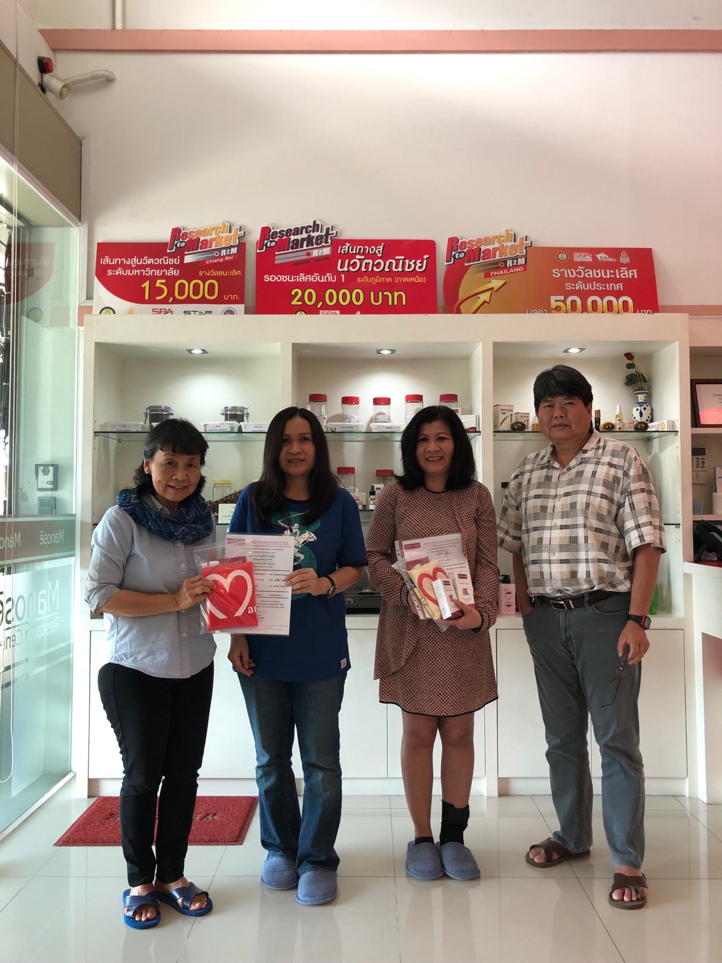 Ms. Puangphaka Chaiworapongsa from Henry Ford Hospital, Detroit, Michigun, USA and Ms. Porntip Pengune have visited Manose Health and Beauty Research Center