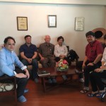 อาจารย์อุดม ฉัตรศิริกุล กรรมการผู้จัดการบริษัท พี.พี.เอส.เอ็น จำกัด อดีตอาจารย์ประจำภาควิชาวิศวกรรมโยธา คณะวิศวกรรมศาสตร์ มหาวิทยาลัยเชียงใหม่ พร้อมด้วยภรรยา (คุณสุรีรัตน์ ฉัตรศิริกุล) และบุตรชาย (คุณอนุตร ฉัตรศิริกุล และคุณอนวัช ฉัตรศิริกุล) เข้าเยี่ยมชมศูนย์วิจัยสุขภาพและความงาม มาโนเซ่