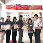 คุณจักรพิพัฒน์  มัททวานนท์ (ผู้จัดการของลิฟวิ่งฮิลล์ คอนโดมิเนียม) และพนักงานของบริษัทไอดี มารดน้ำดำหัว ผู้บริหารศูนย์วิจัยสุขภาพและความงามมาโนเซ่ เนื่องในโอกาสวันสงกรานต์