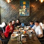 ศิษย์เก่านักศึกษาปริญญาเอกและปริญญาโท มหาวิทยาลัยเชียงใหม่ มหาวิทยาลัยพายัพ และสถาบันวิจัยแคโรลินสกา ประเทศสวีเดน เข้ามอบกระเช้าของขวัญแด่ผู้บริหารศูนย์วิจัยสุขภาพและความงามมาโนเซ่