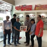 อาจารย์เสวตร์  ตาจุมปา ผู้ช่วยรองอธิการบดี มหาวิทยาลัยนอร์ทเชียงใหม่ นำประธานกลุ่มบริษัทหนองไฮ สาธารณรัฐประชาธิปไตยประชาชนลาว เข้าเยี่ยมชมศูนย์วิจัยสุขภาพและความงาม มาโนเซ่