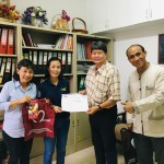 ผู้ช่วยศาสตราจารย์ ดร.สมชาย จอมดวง หัวหน้าสาขาวิชาวิทยาศาสตร์และเทคโนโลยีอาหาร คณะอุตสาหกรรมเกษตร มหาวิทยาลัยเชียงใหม่ และคุณเสาวณีย์ อภิญญานุวัฒน์ นักวิชาการเกษตร ศูนย์หม่อนไหมเฉลิมพระเกียรติฯ เชียงใหม่ เข้าเยี่ยมชมศูนย์วิจัยสุขภาพและความงาม มาโนเซ่