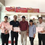 ภก. เสกสม  ดีนุช ผู้อำนวยการฝ่ายการตลาดและจัดจำหน่าย คุณจิรศักดิ์  จรัสแสนประเสริฐ และ คุณพิมพิกา  สมฤทธิ์ จากบริษัท เอ.เอ็น.บี. ลาบอราตอรี่ (อำนวยเภสัช) จำกัด และ บริษัทสหแพทย์เภสัช จำกัด เข้าเยี่ยมชมศูนย์วิจัยสุขภาพและความงาม มาโนเซ่