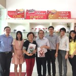 ศาสตราจารย์ ดร. พอล ดับบลิวเอส เฮง ผู้เชี่ยวชาญด้านเทคโนโลยีเภสัชกรรม จากมหาวิทยาลัยแห่งชาติสิงคโปร์ และ คุณแพทริเซีย เฮง, ภรรยา เข้าเยี่ยมชมศูนย์วิจัยสุขภาพและความงาม มาโนเซ่