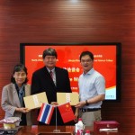 ศาสตราจารย์เกียรติคุณ ดร.ภก.จีรเดช มโนสร้อย และ ศาสตราจารย์เกียรติคุณ ดร.ภญ.อรัญญา มโนสร้อย ผู้บริหารศูนย์วิจัยสุขภาพและความงาม มาโนเซ่ ได้รับเชิญเป็นวิทยากรระดับ keynote speakers ในงานประชุมวิชาการระดับนานาชาติ “นวัตกรรมและการพัฒนาอาหาร และเทคโนโลยีเภสัชกรรม” โดยเป็นตัวแทน ของมหาวิทยาลัยนอร์ท – เชียงใหม่ และ ศูนย์วิจัยสุขภาพและความงาม มาโนเซ่ เจรจาความร่วมมือทางวิชาการกับ 2 สถาบันทางการศึกษา ซึ่งได้แก่ Jiangsu Foods and Pharmaceutical science (JFPS) College ณ เมือง HuaiAn และ China Pharmaceutical University (CPU) ณ เมือง Nanjing สาธารณรัฐประชาชนจีน ระหว่างวันที่ 7 – 13 กรกฎาคม พ.ศ. 2562