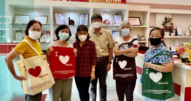 Ms. Sumitra  Mutturanont together with Ms. Sumalee  Jaroenchaipong, Ms. Predee  Yothepitak and Ms. Krittiya  Pamornsiriroch, the former classmates of Professor Dr. Aranya Manosroi at Faculty of Pharmaceutical Sciences, Chulalongkorn University have visited Manose Health and Beauty Research Center
