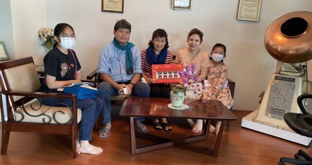 Assistant Professor Dr. Warintorn  Raksiriwanich, the former RGJ-PhD student of Professor Dr. Aranya  Manosroi and Professor Dr. Jiradej  Manosroi together with her 2 daughters have visited and presented a gift on the occasion of New Year 2022.